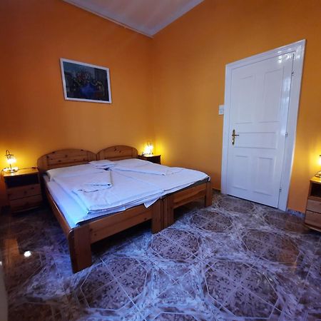 Gloria Apartman Gyula Esterno foto