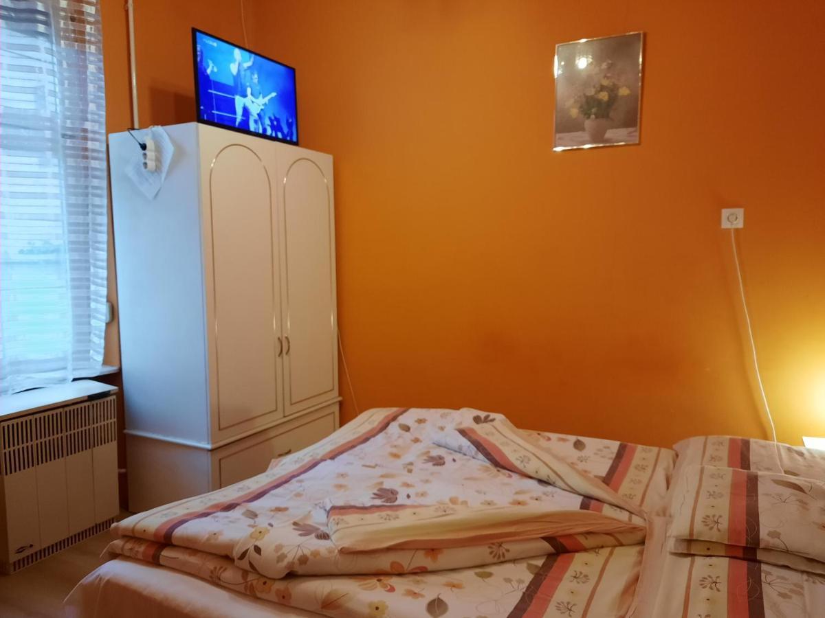 Gloria Apartman Gyula Esterno foto