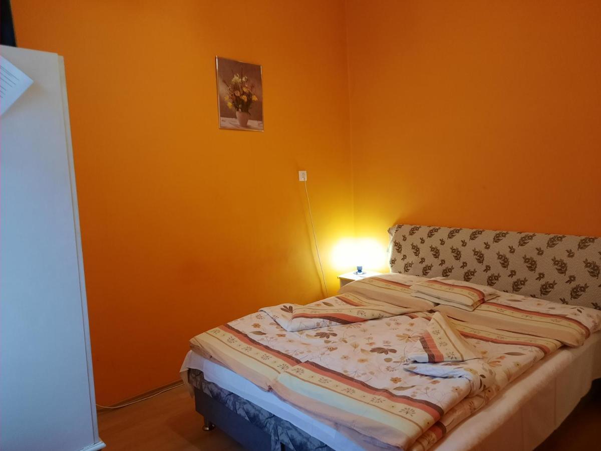 Gloria Apartman Gyula Esterno foto