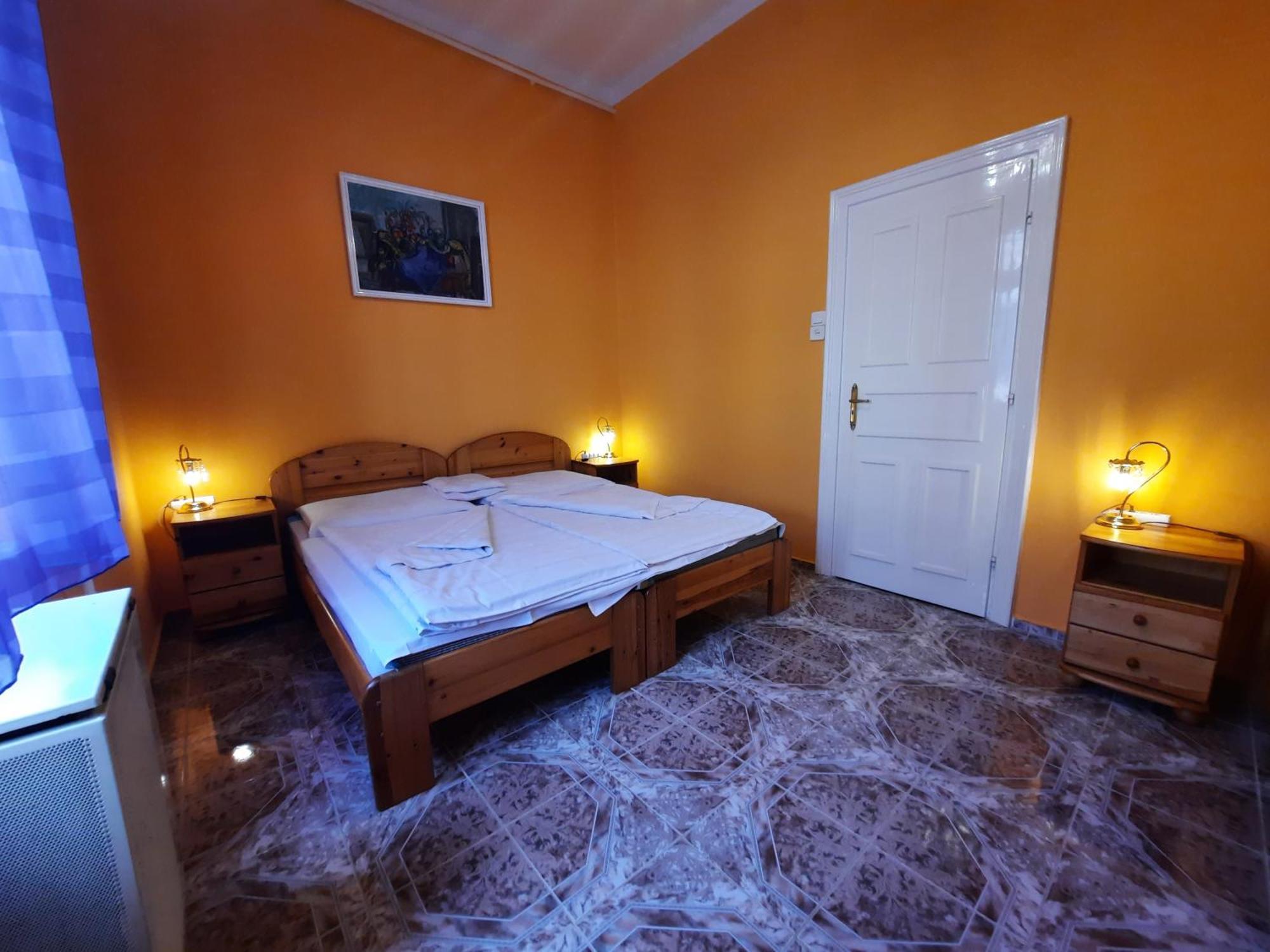 Gloria Apartman Gyula Esterno foto