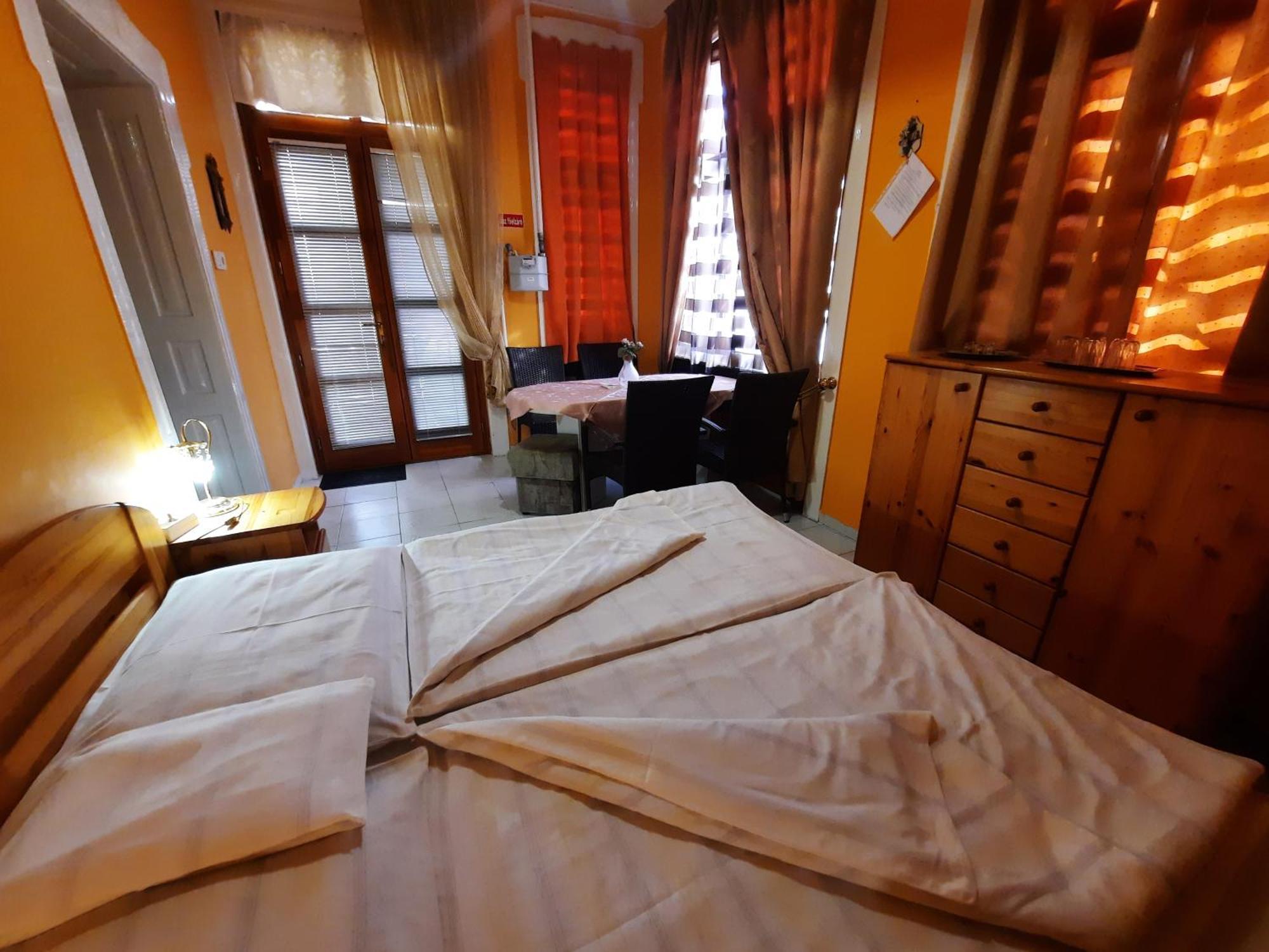 Gloria Apartman Gyula Esterno foto