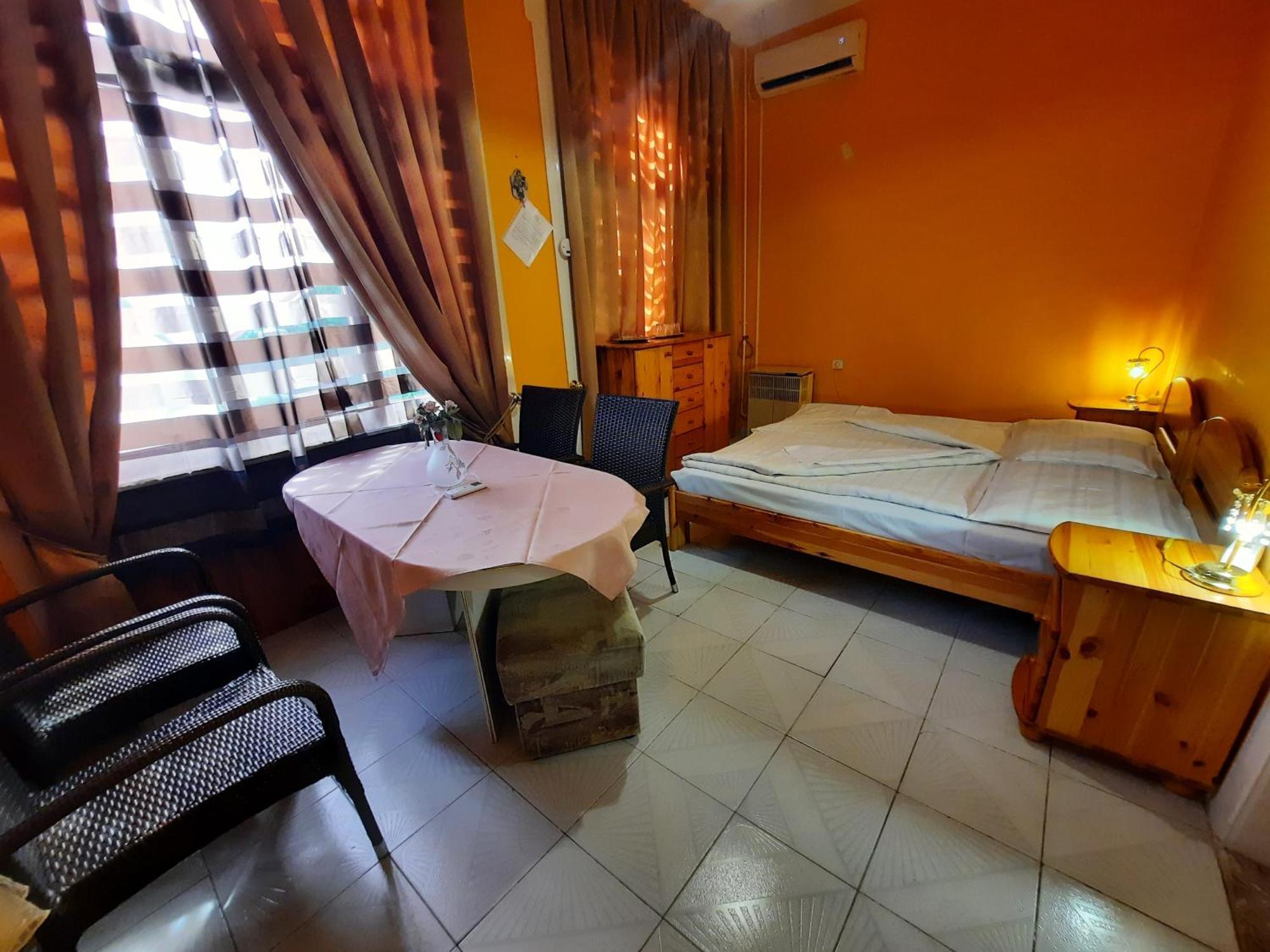 Gloria Apartman Gyula Esterno foto
